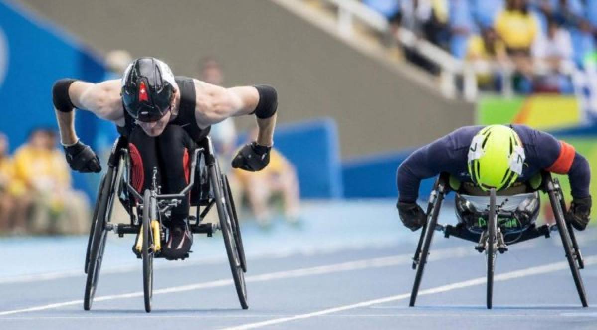 El suizo Beat Bösch (i) y el colombiano Cristian Torres (d) durante los 100 metros lisos en la categoría T52 durante los Juegos Paralímpicos 2016 de Río de Janeiro .EFE