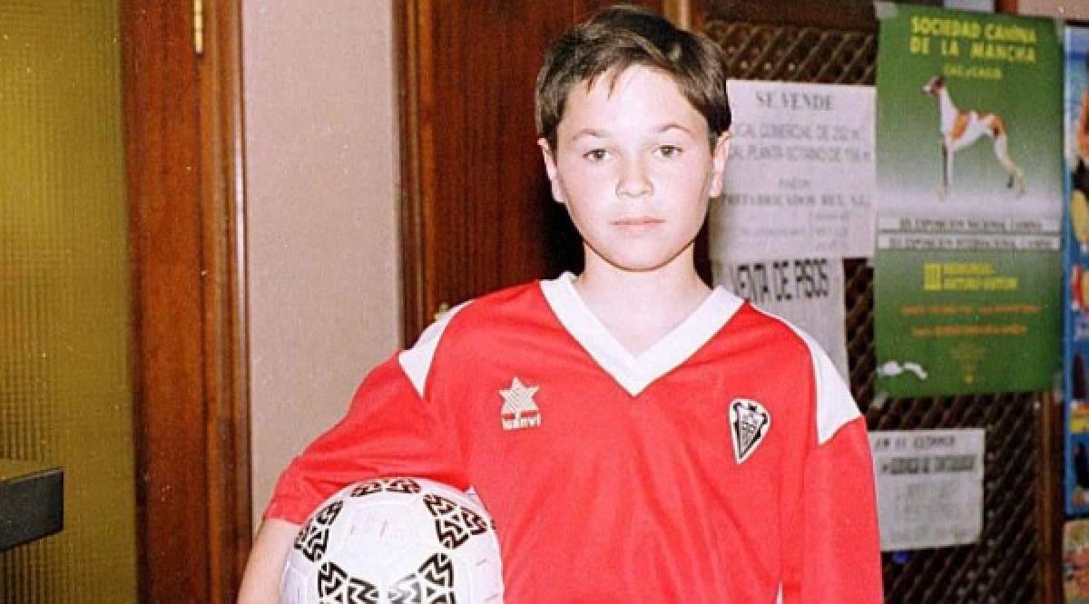 Andrés Iniesta - Antes de llegar a La Masía del Barcelona, el mediocampista español manifestó su amor por el Real Madrid. 'Yo era del Madrid a todo poder', dijo Iniesta en una entrevista cuando era pequeño.