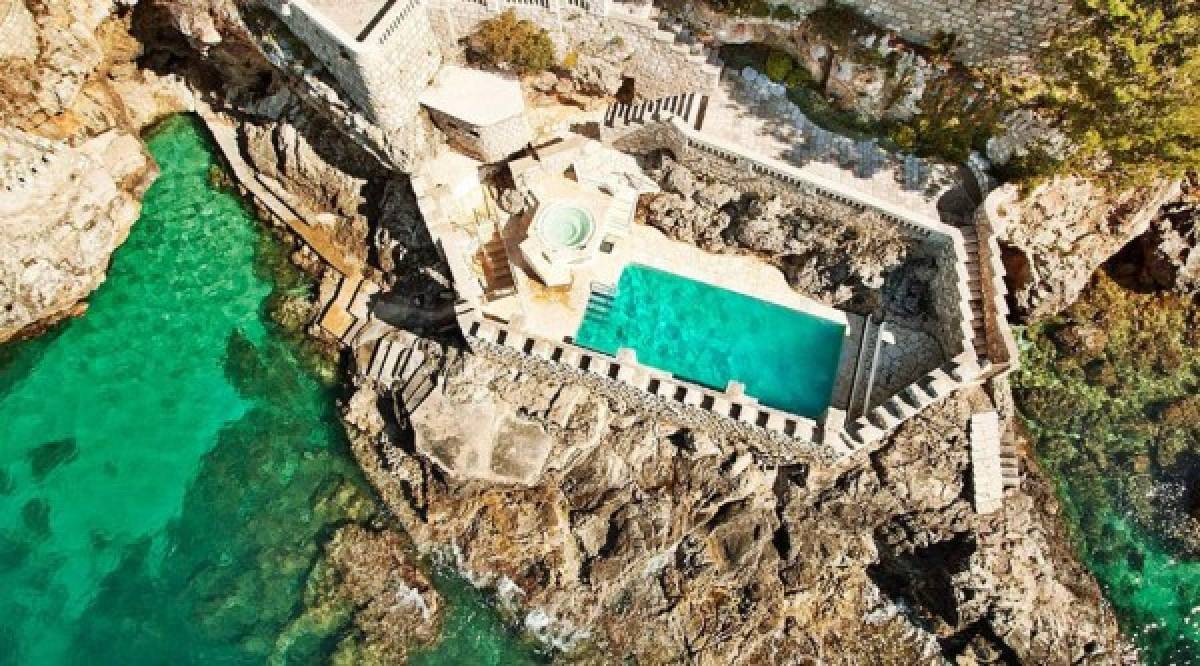 Cristiano Ronaldo y su amada Georgina se han alojado en una magnífica y lujosa Villa Sheherezade. El impresionante complejo vacacional de la pareja se encuentra a 10 minutos de la playa y 500 metros de la zona histórica de Dubrovnik.