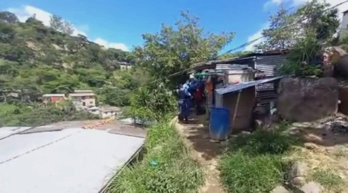 A la vivienda los hechores llegaron entre callejones. Después de cometer el ilícito, disparando contra Karen Guevara (22), quien murió al instante. También resultaron heridas. La madre de Guevara (40 años de edad) resultó herida, además de una menor de 13 años. Ambas fueron trasladadas al Hospital Escuela Universitario.