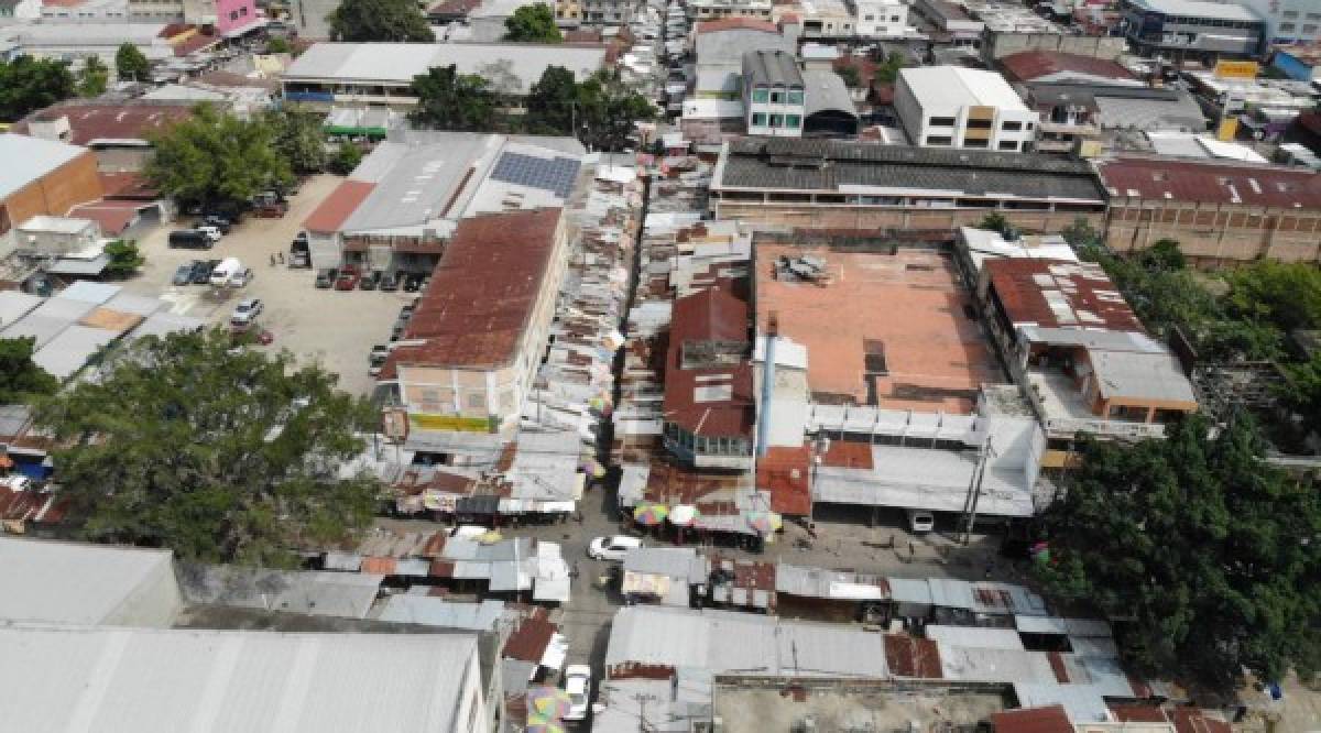 El alcalde sampedrano, Armando Calidonio, y el presidente Juan Orlando Hernández anunciaron los mercados zonales en Chamelecón, Cofradía, en el Distrito Central y contiguo a la Gran Central Metropolitana de Buses.