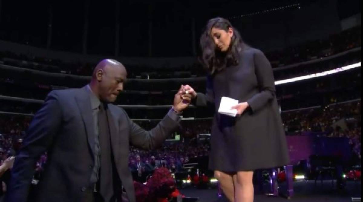 Michael Jordan dejó una de las imágenes del evento al acercarse a Vanessa Bryant después de su emotivo discurso y ayudarla a bajar del escenario.