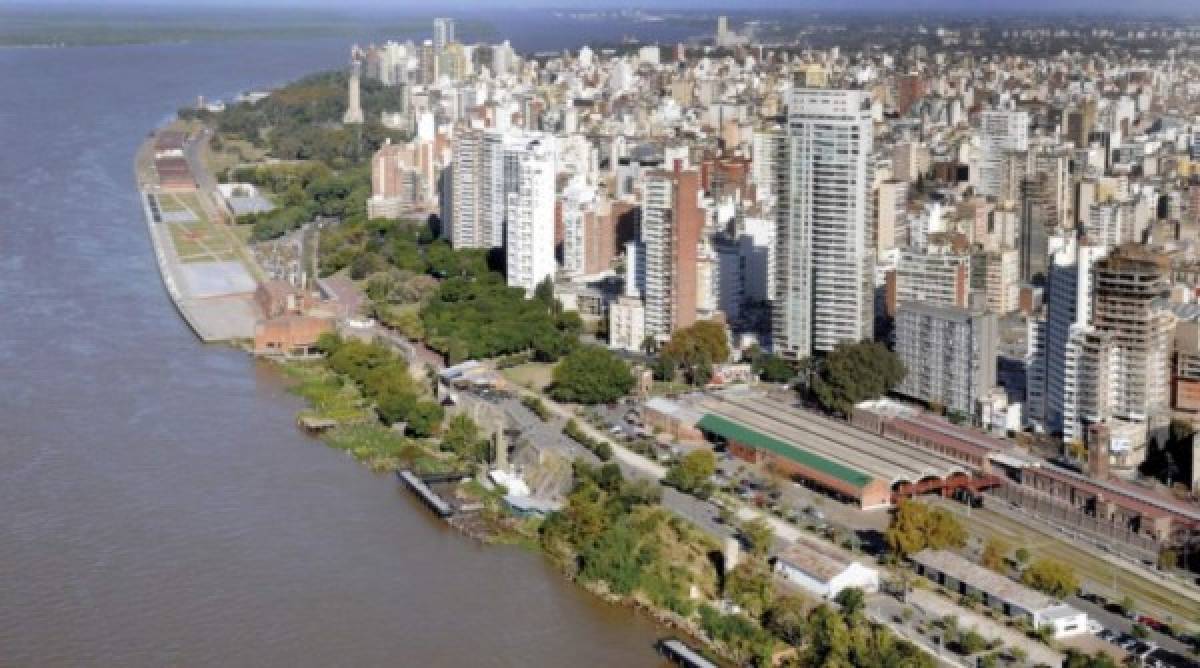 La ciudad del Rosario va regalar a la pareja una escultura en piedra y madera del artista local Fabián Rucco.