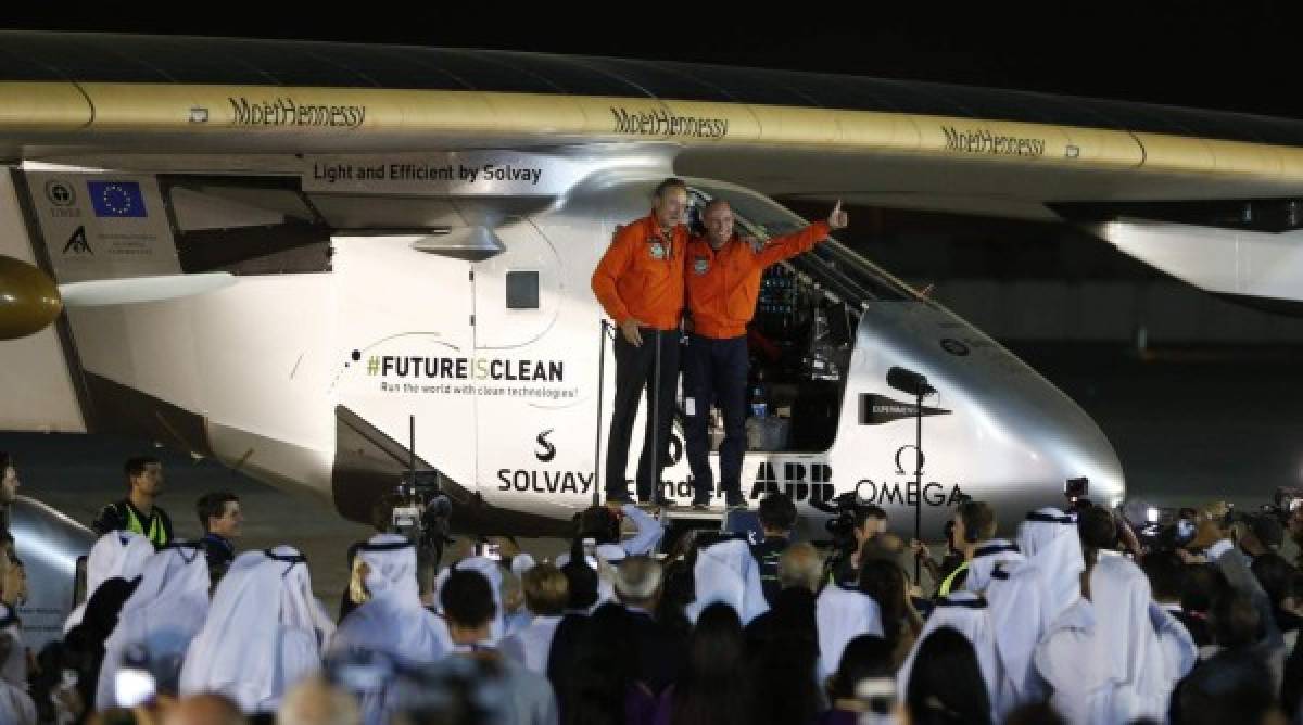 EMIRATOS. Etapa final del Impulse 2. Los pilotos suizos Bertrand Piccard y Andre Borschberg celebran al aterrizar con el Impulse 2 en el Aeropuerto Al Bateen Executive en Abu Dhabi. Foto: AFP/Karim Sahib