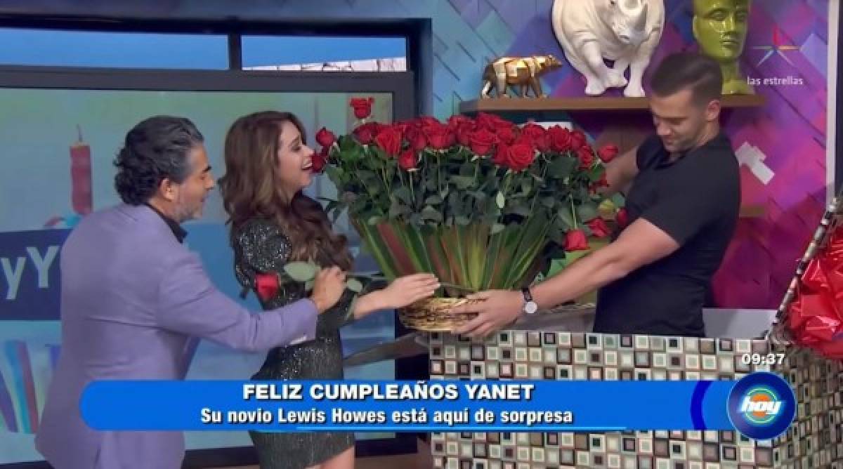 Con la ayuda de Raúl Araiza, el novio de Yanet le dio una gran sorpresa al saltar de una caja de regalo con un gran ramo de rosas rojas.