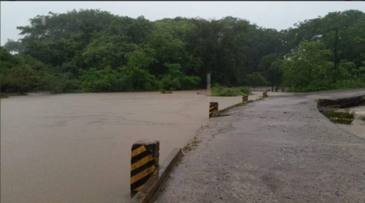 Los vados que cruzan ciertas ríos corren el riesgo de verse sobrepasados por las corrientes.