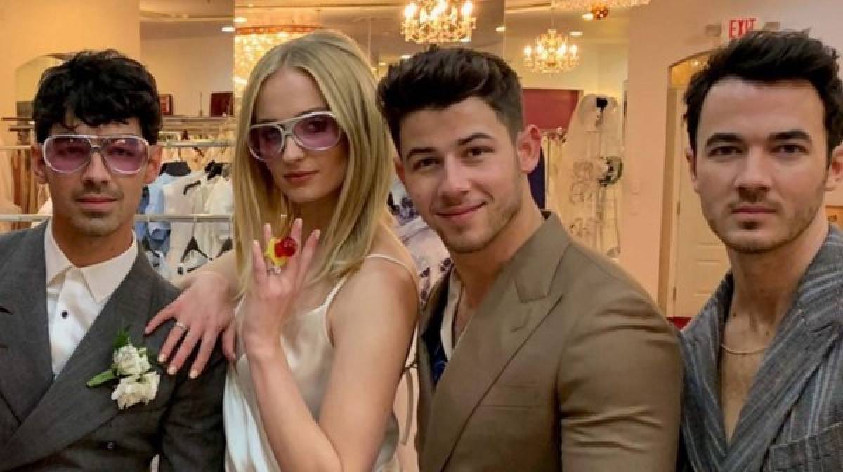 Joe Jonas y Sophie Turner fueron casados por un imitador de Elvys Presley en Las Vegas el pasado 01 de mayo.