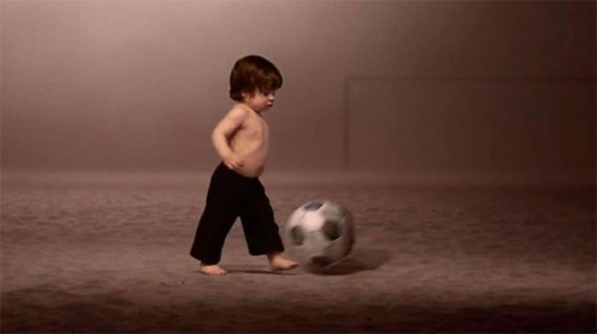 Casi no sabía caminar y ya estaba dando patadas a un balón. Es Milan Piqué, hijo de Gerard, quien aparecía en un videoclip de su madre demostrando sus habilidades.