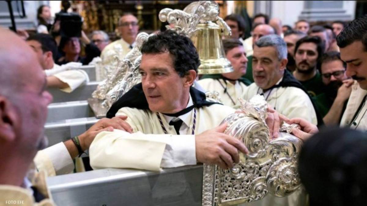 Antonio Banderas<br/><br/>El actor español es católico, pero ha admitido que en un tiempo se alejó de su religión, hasta que, en 1994, cuando su hermano estuvo en peligro de muerte, se reencontró con la fe.<br/><br/>Particularmente, Banderas siempre se ha sentido muy tocado por la Pasión de Cristo. 'La Pasión como mensaje, el gran sacrificio de un hombre, Dios, que nos envía ese mensaje de reflexión profunda sobre la vida, sobre la muerte, sobre la vida futura', dijo en una entrevista con la Diócesis de Málaga. <br/><br/>Por ello, la Semana Santa es sagrada para él. Cada año regresa a su tierra para seguir con las tradiciones de su tierra y sentir sus raíces como devoto de la Virgen María Santísima de Lágrimas y Favores de las Cofradías Fusionadas. <br/>