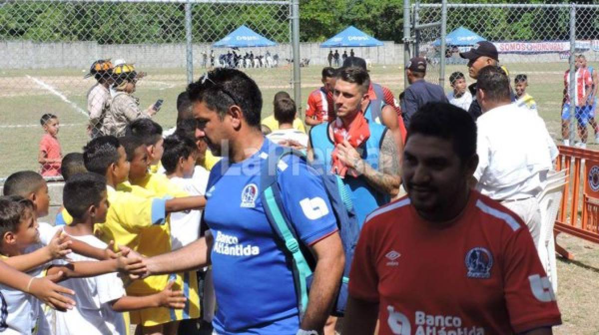 Los niños recibieron a la plantilla del Olimpia en el estadio Julio Galindo de Roatán.