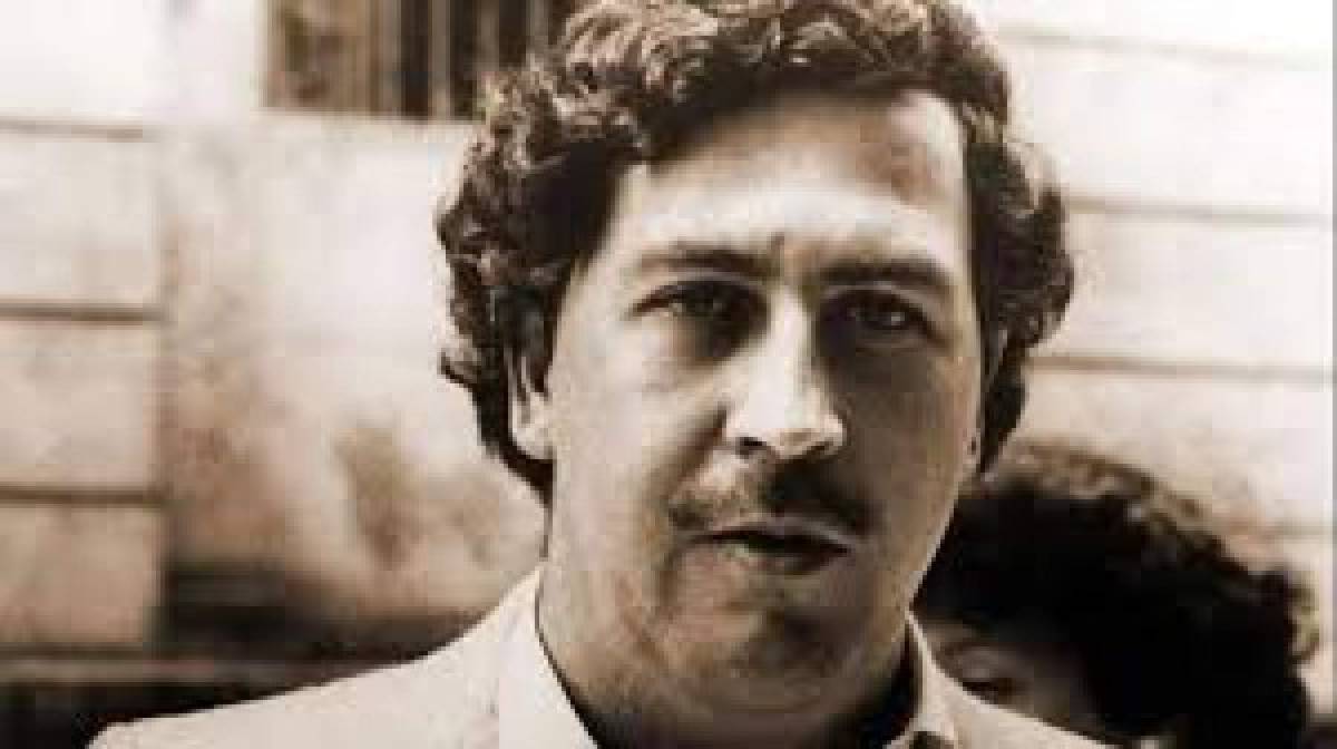 Este lunes se cumplen 26 años de la muerte de Pablo Emilio Escobar Gaviria, el legendario narcotraficante colombiano, líder del Cártel de Medellín, quien falleció a los 44 años de edad, de un disparo en la cabeza mientras huía de las autoridades colombianas sin que hasta la fecha haya quedado claro quién presionó el gatillo del arma que acabó con su vida.