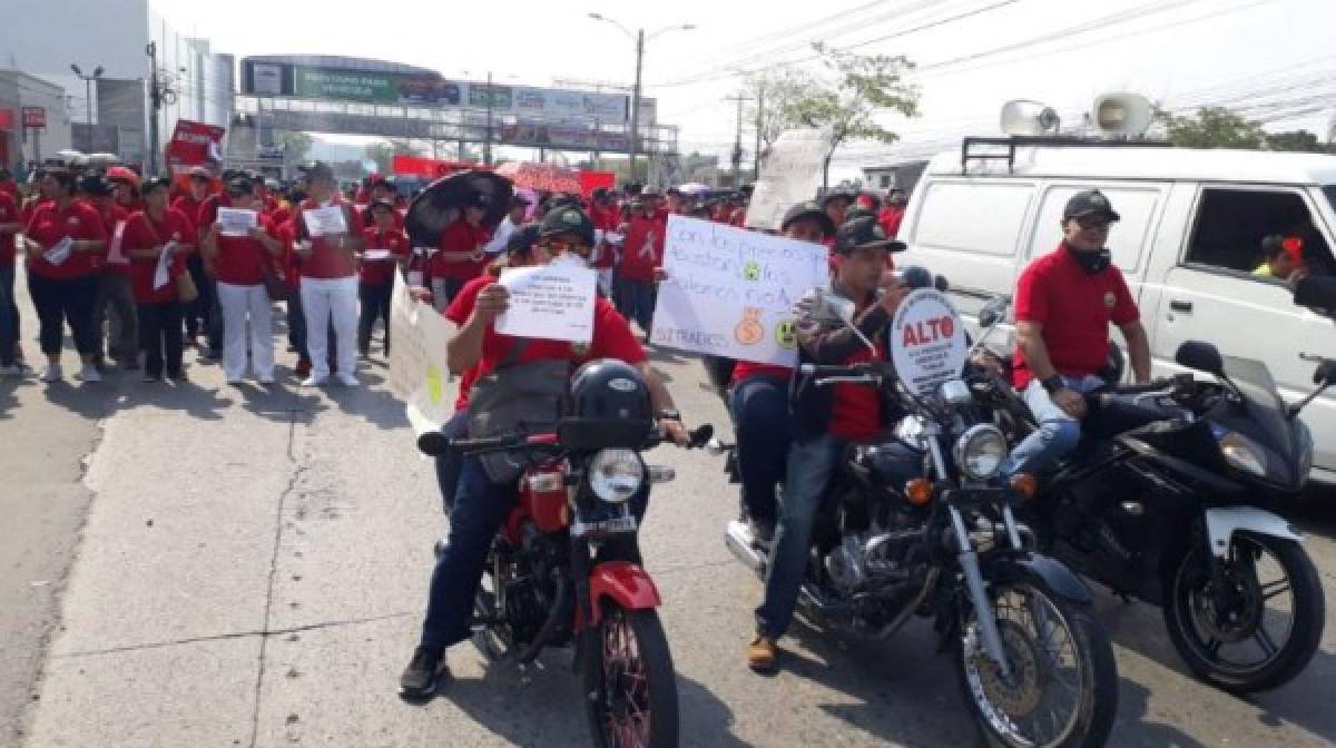 En San Pedro Sula la manifestación salió del puente a desnivel de Megamall en el bulevar del este.