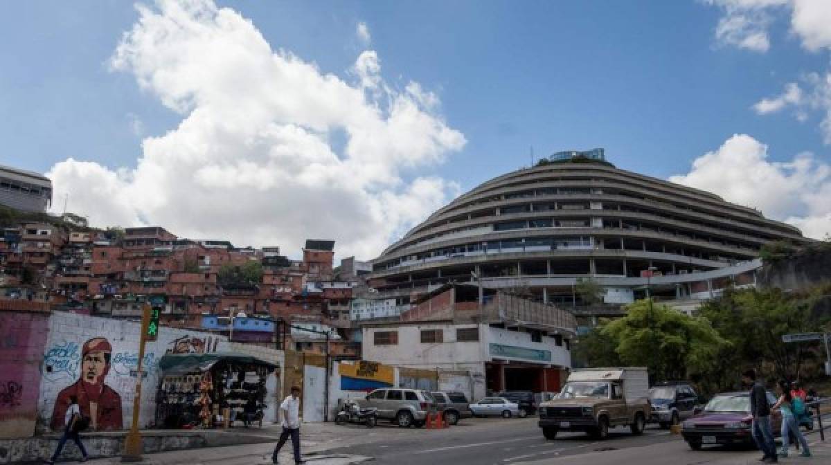 Ubicado en Caracas, es el cuartel operativo y mayor centro de detención del SEBIN. 'Era el infierno', declaró a la prensa el exiliado activista Villca Fernández, quien estuvo preso allí dos años y medio.
