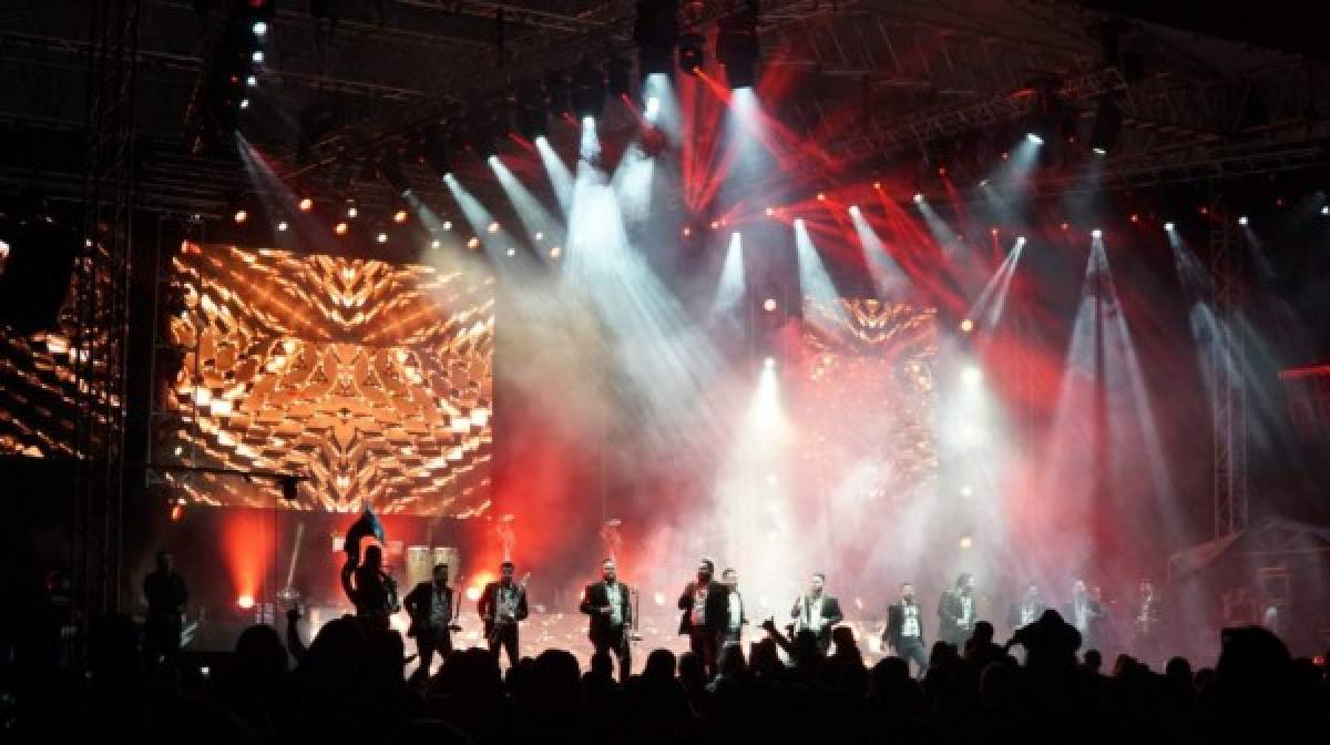 Los arreglos de montaje de luces y equipo hicieron lucir imponente el escenario donde tocó la famosa banda de música regional mexicana.