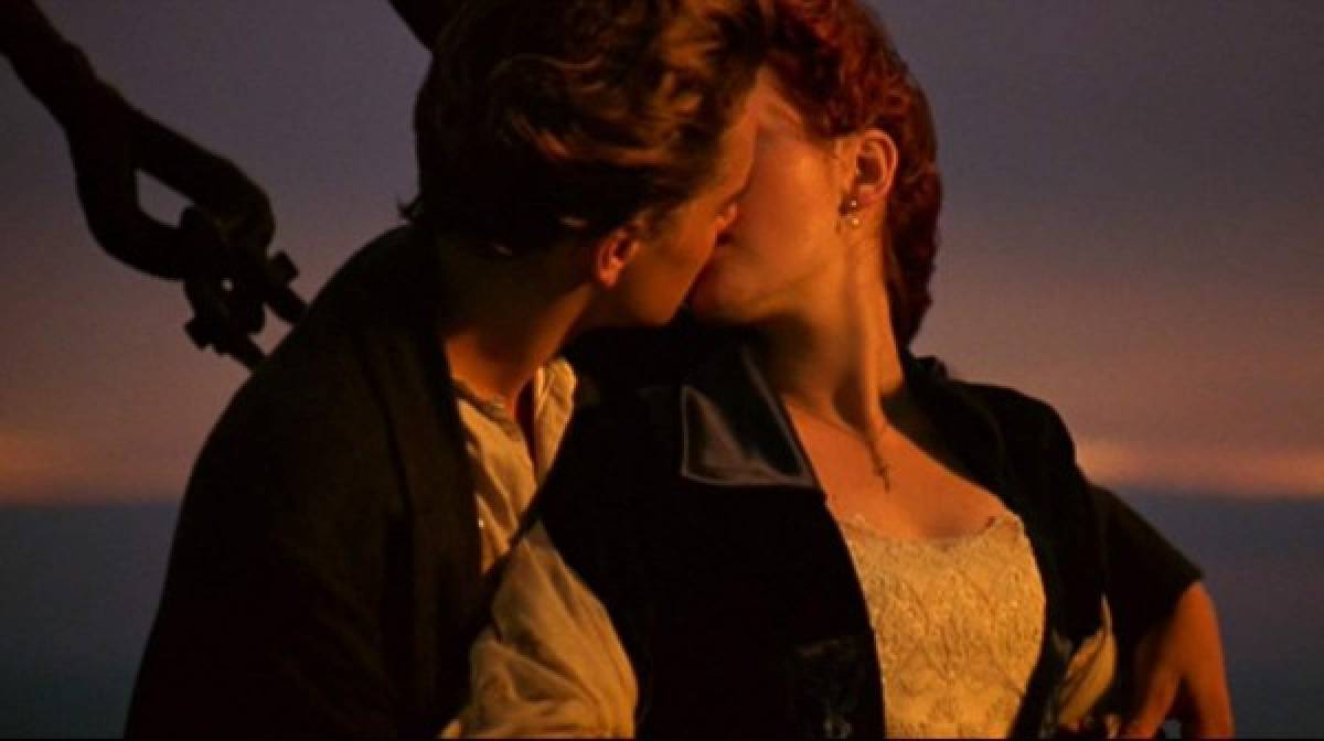 2. Titanic. Leonardo DiCaprio y Kate Winslet protagonizaron otro de los besos épicos en la historia del cine con un perfecto escenario en la proa del Titanic en sus personajes de Rose y Jack.