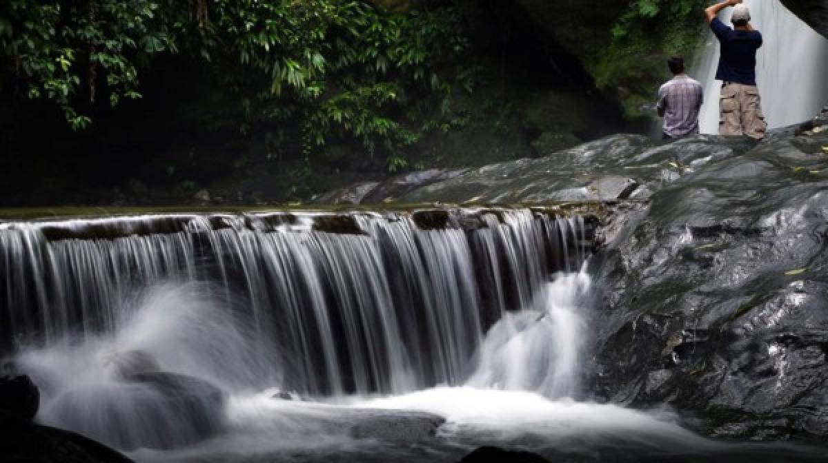 Una pequeña cascada en Rawacala en el municipio de Omoa, un lugar para perderse y disfrutar de la naturaleza.