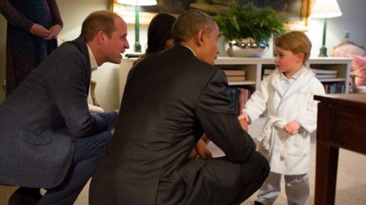 Mayo de 2016: El príncipe George hace sus primeros pininos como diplomático al conocer al entonces presidente de los Estados Unidos, Barack Obama. Para darle un toque más relajado a la ocasión el cuarto en la línea de sucesión lo recibió en una bata blanca.<br/><br/>