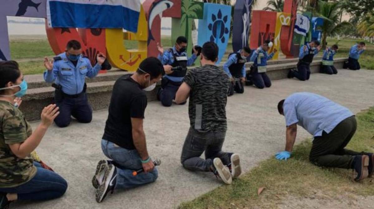 Puerto Cortés vivió una jornada de oración en la que miembros de la Policía Nacional y la congregación que encabeza Derick Hulse se arrodillaron para interceder por Honduras.