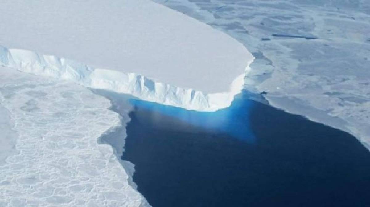 Los investigadores esperaban encontrar algunas brechas entre el hielo y la roca de fondo en el fondo de Thwaites donde el agua del océano podría fluir y derretir el glaciar desde abajo. <br/><br/>El tamaño y la tasa de crecimiento explosivo del nuevo agujero, sin embargo, los sorprendió. Es lo suficientemente grande como para contener 14 mil millones de toneladas de hielo, y la mayor parte de ese hielo se derritió en los últimos tres años.<br/><br/><br/>