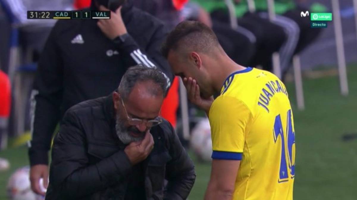 El zaguero francés fue a buscar a Juan Cala para increparle el insulto que había proferido. El jugador del Cádiz después de que se detuviera el partido estuvo hablando con su técnico Álvaro Cervera.