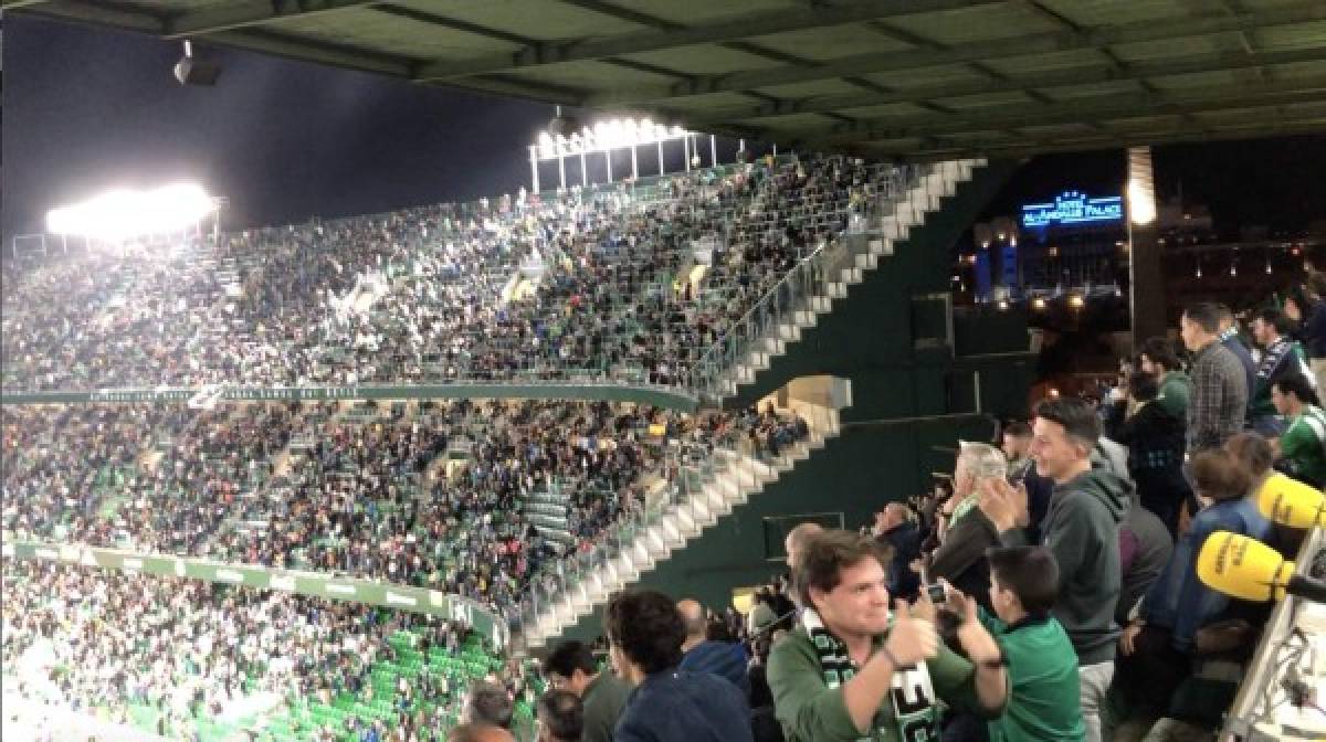 Los aficionados del Betis dejaron a un lado la rivalidad y se pusieron de pie para rendirle homenaje a Messi tras los tres goles que marcó el argentino de buena factura. Un gesto que no siempre recibe el argentino.