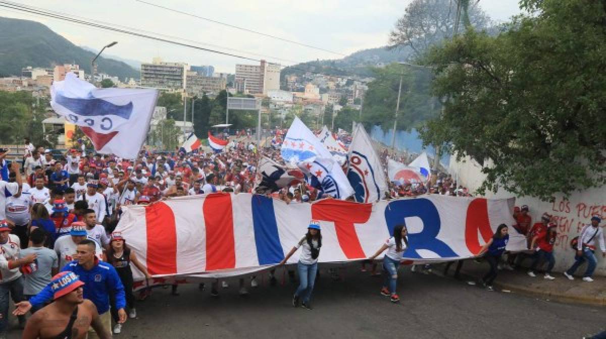 La Ultra Fiel, barra del Olimpia, armó su fiesta previo al inicio del partido.