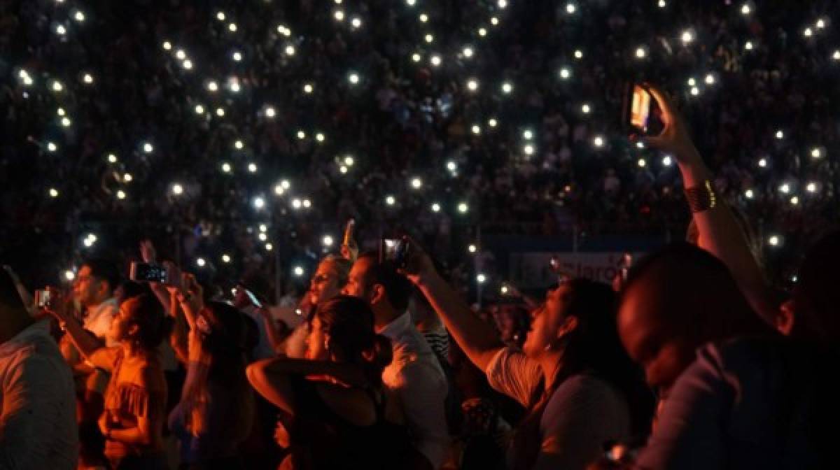 El concierto de Banda MS en Honduras se dio en el marco de su gira 'Con todas las fueras', con la que han visitado varias ciudades de Estados Unidos y México.<br/><br/>Redacción: Viki Pérez/Fotos: Franklin Muñoz