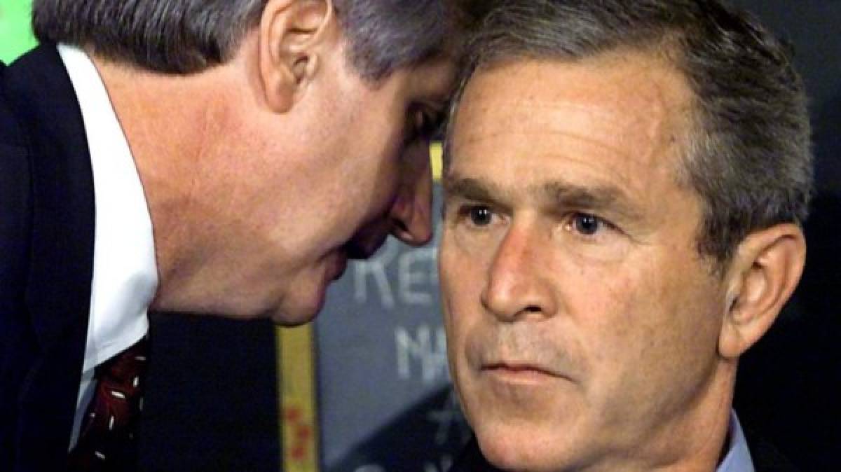 El momento en que el presidente George W. Bush fue informado de que los Estados Unidos estaba bajo ataque.