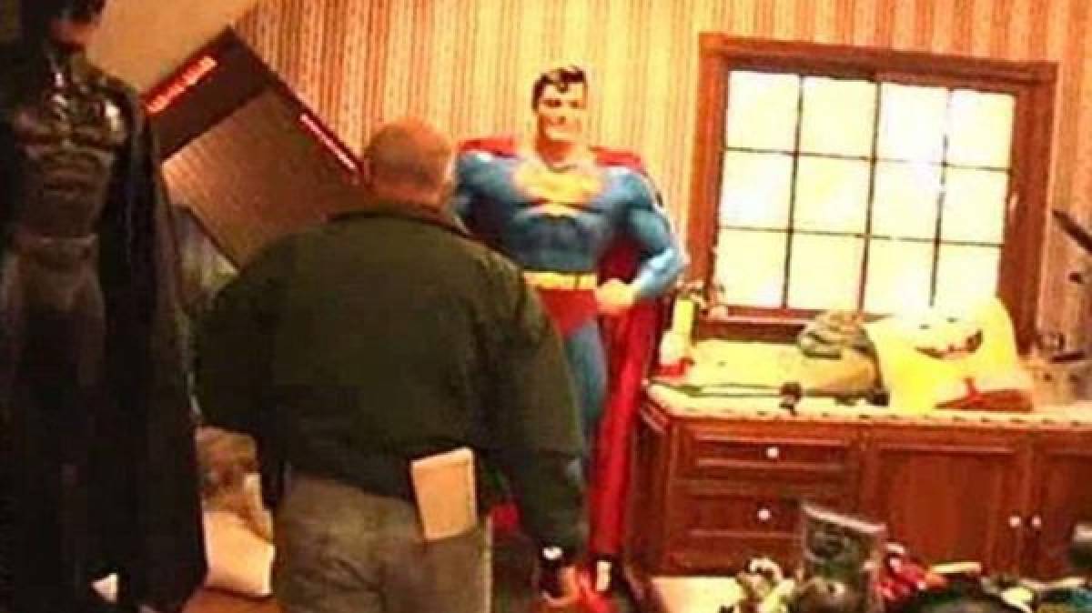 Un muñeco de superman y uno de batman fueron encontrados en una de las habitaciones del rancho Neverland.