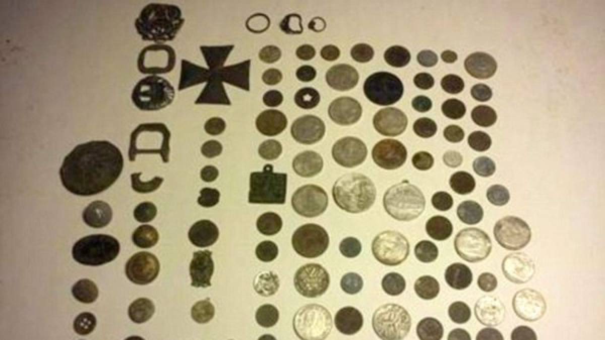 Los cazatesoros afirman haber encontrado un águila nazi, monedas de oro y otros objetos de la Segunda Guerra Mundial en las cercanías al área donde supuestamente se encuentra el tren perdido.