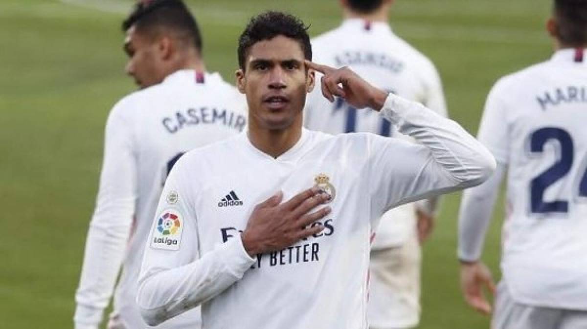 Josep Pedrerol periodista español, revela que Raphael Varane tiene ofertas del Manchester United, equipo que parece que lleva la delantera por el defensa francés, Chelsea y PSG. Desde el Real Madrid piensan que finalmente se irá y esperan conseguir unos 60 millones de euros.