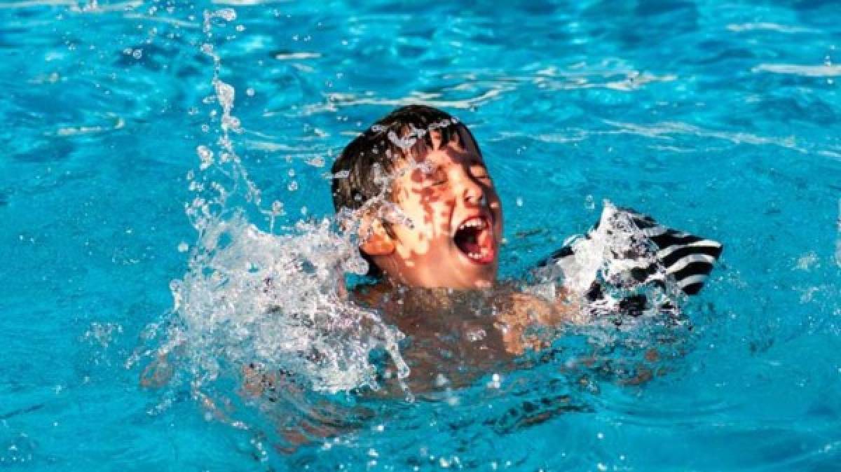 En el ahogamiento seco, el agua está en la boca o la nariz y hace que las cuerdas vocales se contraigan, atrapando el agua, haciendo que la persona se asfixie.