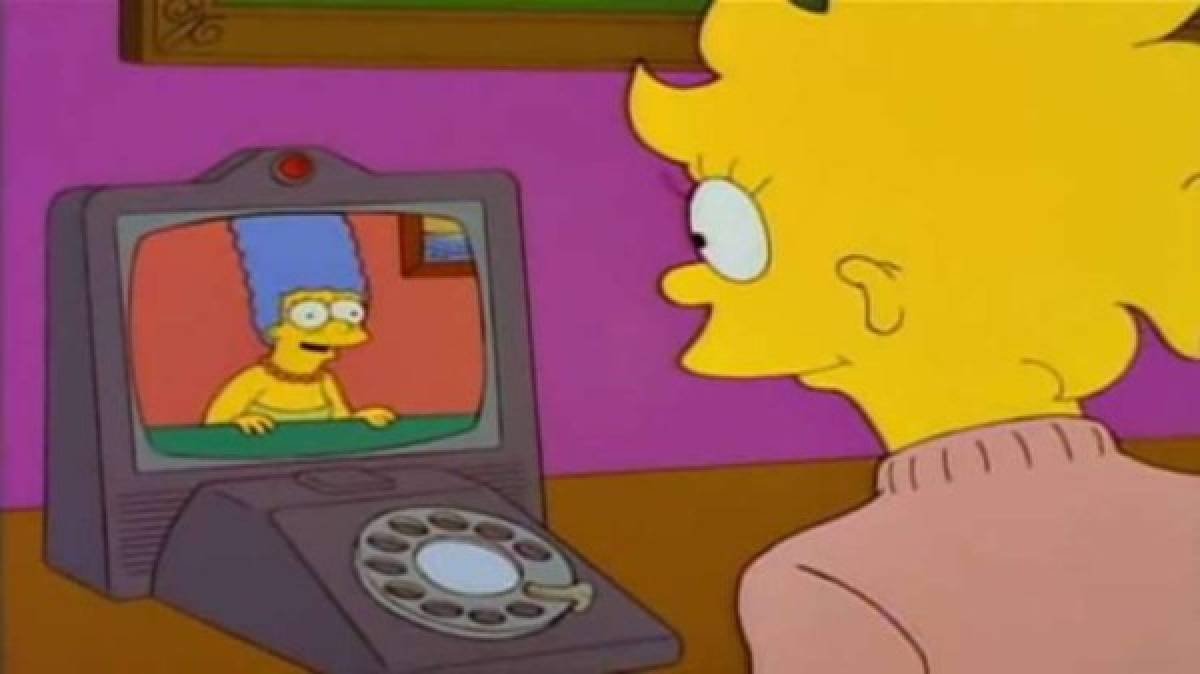 Videollamadas<br/><br/>Fecha de emisión original: 19 de marzo de 1995<br/>Fecha en la que se volvió realidad: 12 de enero de 2006<br/><br/>En la primera incursión de la serie al futuro, vemos a las mujeres de la familia interactuar a través de una videollamada, cuando Lisa llama a Marge para comunicarle que está comprometida. Más de una década después, Skype hizo de las videollamadas una realidad para que las familias pudieran comunicarse desde cualquier parte del mundo.<br/>
