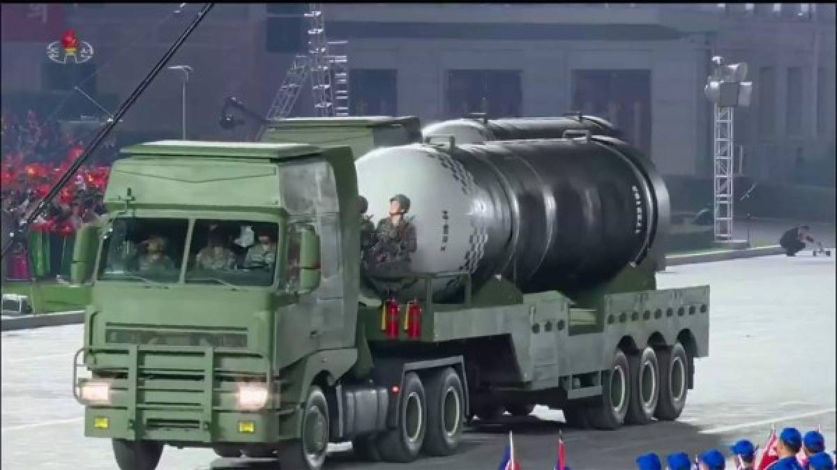 Los expertos subrayaron que se trata del misil móvil de combustible líquido más grande del mundo, y que muy probablemente fue diseñado para transportar una ojiva de varias cabezas nucleares(MIRV).