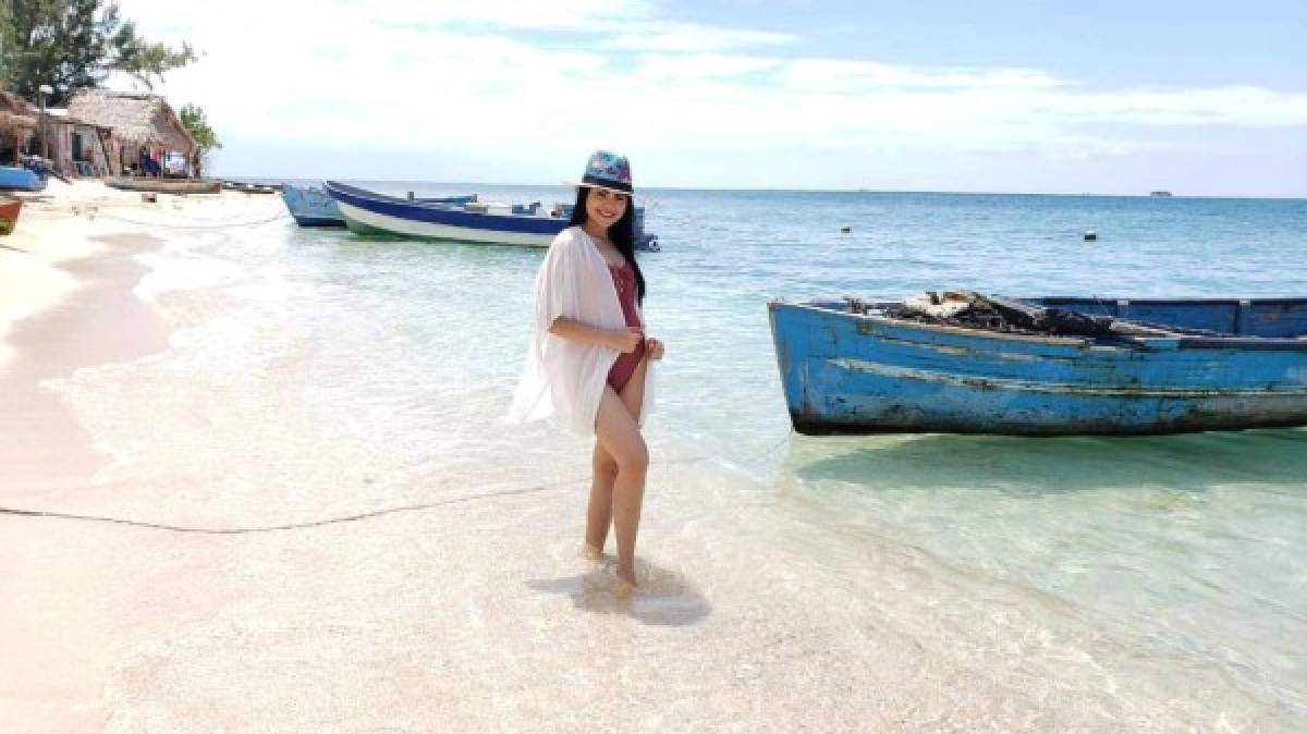 En la imagen, la bella joven disfruta de la hermosa vista del mar mientras realiza un reportaje en Cayos Cochinos.