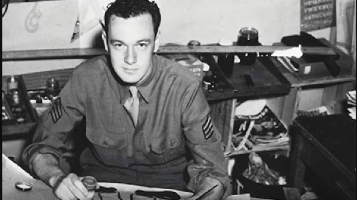 En 1942, Lee entró a formar parte del ejército. Era el encargado de reparar postes de telégrafos y otros equipamientos para las comunicaciones. Además estuvo en el departamento de audiovisuales, donde escribió manuales, eslóganes y ocasionalmente algunos dibujos de propaganda.