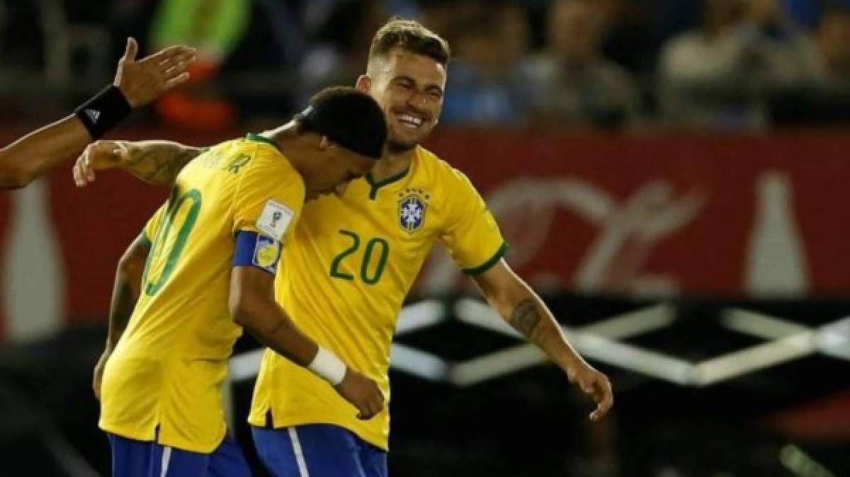 Neymar está poniendo de su parte para que su amigo Lucas Lima fiche por el Barcelona. Así lo reconoció anoche el propio futbolista durante una gala benéfica en Sao Paulo.'Es un gran amigo y le estoy animando para que venga al Barça. Espero que salga todo bien. Aquí le recibiríamos con los brazos abiertos', afirmó el '11' azulgrana.