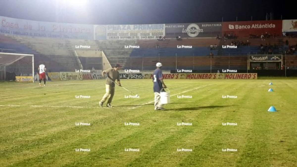 A última hora, empleados del estadio Municipal Ceibeño remarcaron las líneas del césped previo al partido Vida-Marathón.