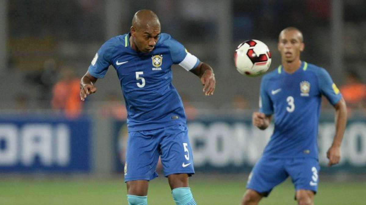 El mediocampista Fernandinho del Manchester City de Inglaterra.