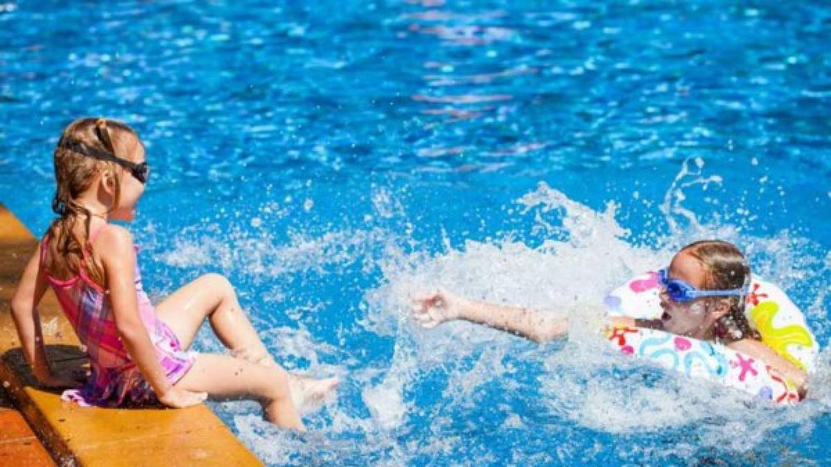 La mejor manera de prevenir este tipo de ahogamientos es enseñar a los niños a nadar. Eso les da la capacidad de respirar mientras que nadan sin tragar el agua. Esto a la vez ayuda e evitar el ahogamiento clásico que es la segunda causa de muerte accidental en niños, de acuerdo con los Centros para el Control y Prevención de Enfermedades (CDC).