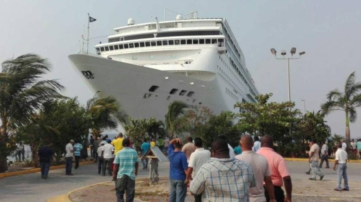 Un crucero de la compañía MSC chocó hoy contra un muelle de la paradisíaca isla de Roatán, en el Caribe de Honduras, sin que se produjeran heridos entre sus 1,800 pasajeros.