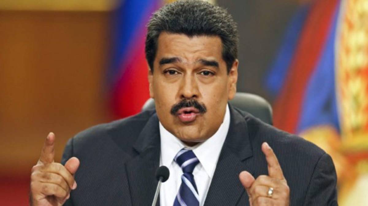 El presidente venezolano, Nicolás Maduro, dijo este martes que Pokémon Go -el famoso juego que causa furor en todo el mundo- forma parte de una cultura que promueve la violencia entre niños y jóvenes. El capitalismo, expresó el mandatario, 'genera realidades virtuales, todas vinculadas a las armas, a la violencia, a la muerte'. 'Realidades virtuales como el nuevo juego que hay por ahí, Pokémon Go, ¿ustedes lo conocen? Miles de jóvenes, miles de personas, terminan viviendo en una realidad virtual', agregó durante su programa semanal de televisión.