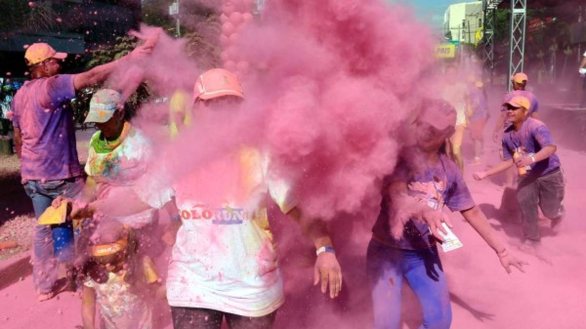 Los deportistas asistieron al avento con su camisa blanca, bailaron zumba, se activaron y pusieron en marcha sus músculos.