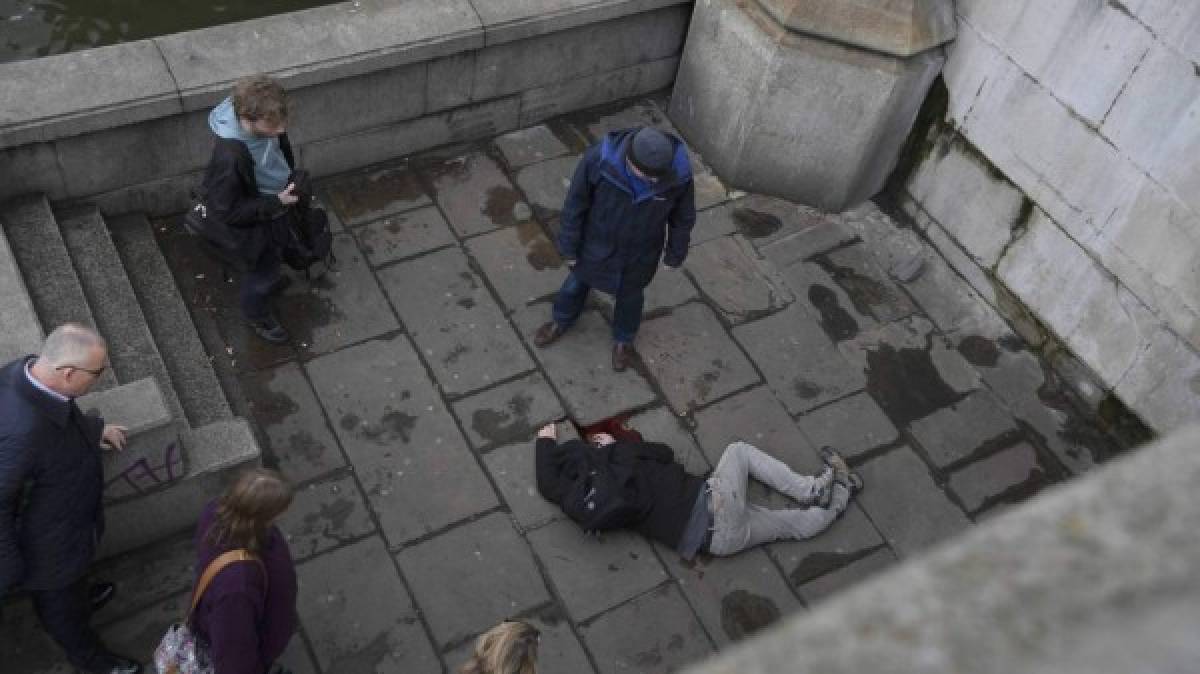 El cuerpo de Kurt Cochran, quedó debajo del puente Westminster. Las autoridades estiman que fue una de las primeras personas en ser arrolladas por el terrorista.<br/><br/>