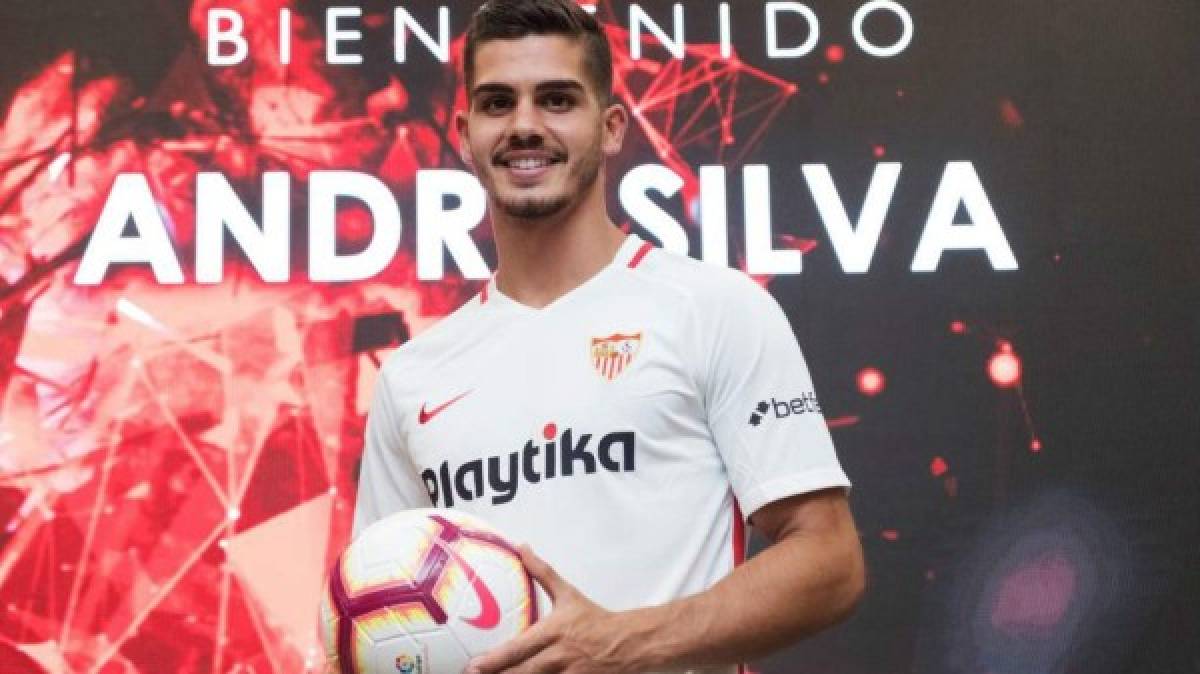 El Sevilla ha presentado oficialmente este martes a André Silva, pese a que ya se estrenó en la Supercopa de España. El jugador portugués, que llega cedido del Milan, se ha definido como un 'goleador' .