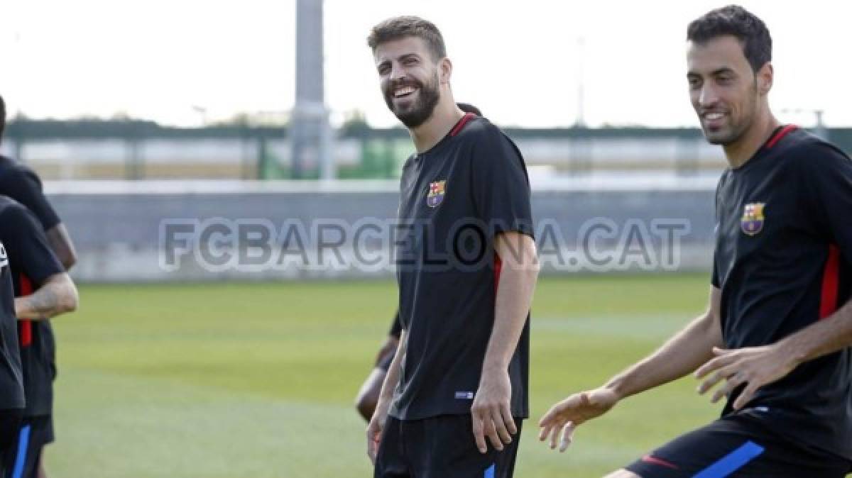 El zaguero Gerard Piqué se mostró sonriente en el entreno.