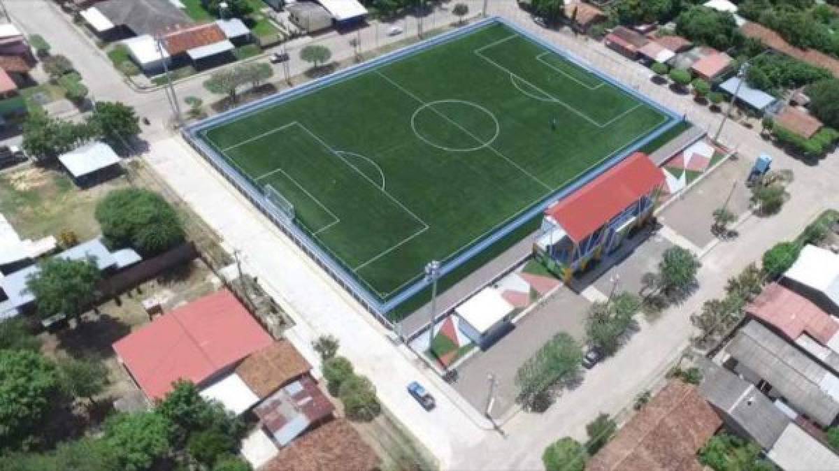 El centro deportivo consta de un área aproximada de 5,268 metros cuadrados con todas sus condiciones básicas. Asimismo, cuenta con graderías y salón de usos múltiples.