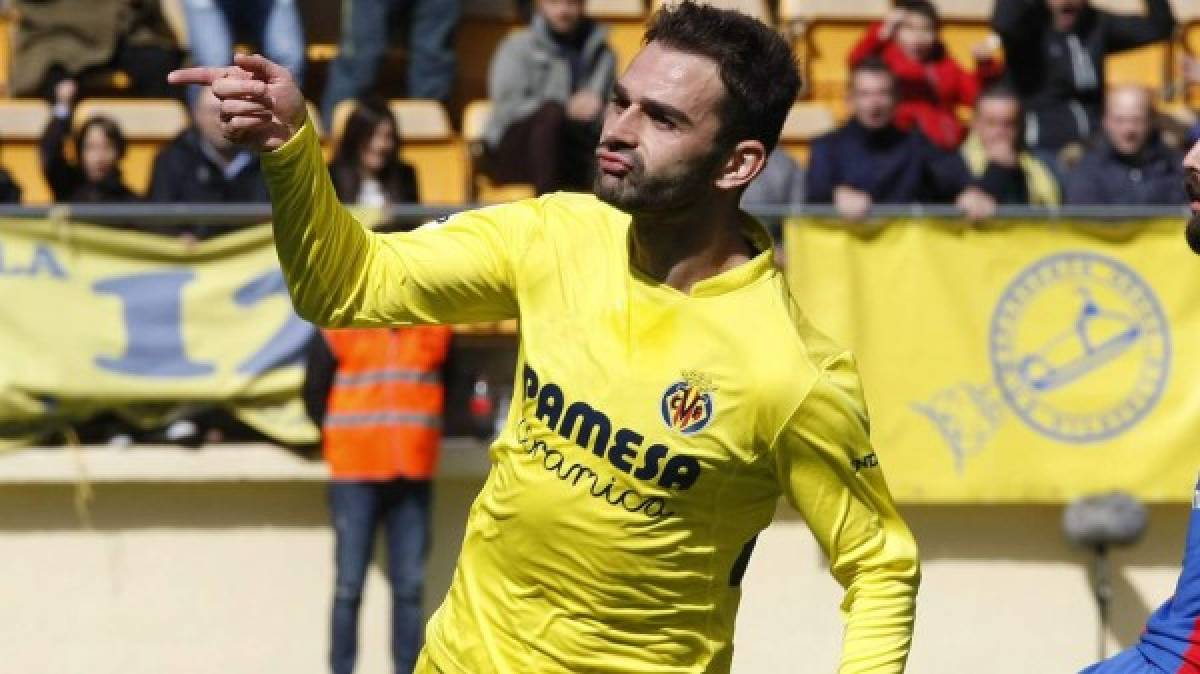 Adrián López: El delantero español llega al Villareal procedente del Porto de Portugal.