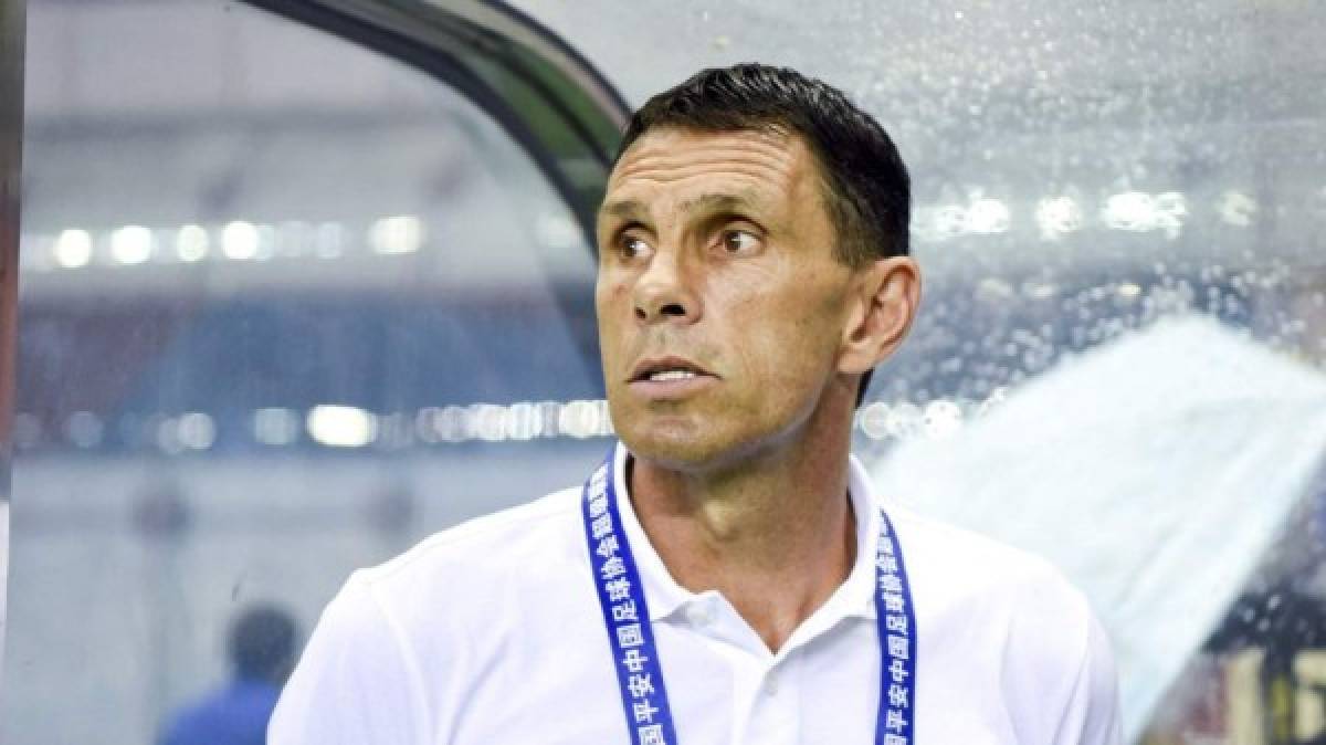 Gustavo Poyet: El entrenador uruguayo renunció al cargo de DTdel Shanghai Shenhua de China, equipo en donde milita el argentino Carlos Tévez.