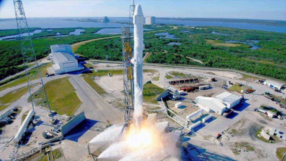 Estados Unidos.<br/>Nave reciclada hacia la Estación Espacial. La compañía privada de viajes espaciales Space X, propiedad de Elon Musk, lanzó el viernes y por primera vez un cohete y una nave espacial recicladas.